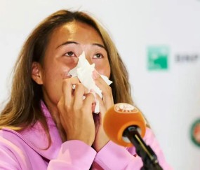 kaiyun-一轮游！2026法网女单首轮：郑钦文0比2出局 泪洒发布会