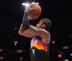 开云-布克：杰伦·格林开场为我们定下比赛基调 直接拉开了场上空间